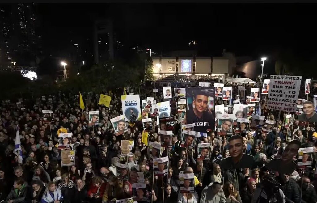 עצרת בכיכר החטופים (צילום: מתוך השידור החי) עצרת בכיכר החטופים (צילום: מתוך השידור החי)