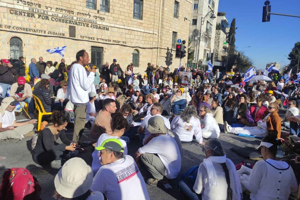 אסף כץ, ממארגני ׳משמרת 101׳ בהפגנה בכיכר פריז בירושלים (צילום: ניצן צבי כהן) אסף כץ, ממארגני ׳משמרת 101׳ בהפגנה בכיכר פריז בירושלים (צילום: ניצן צבי כהן)