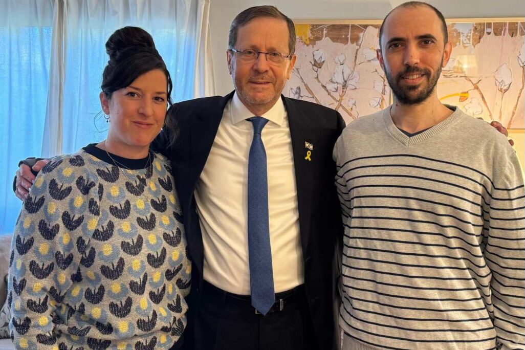 שורדי השבי טל ועדי שהם עם הנשיא יצחק (בוז׳י) הרצוג (צילום: דוברות בית הנשיא)