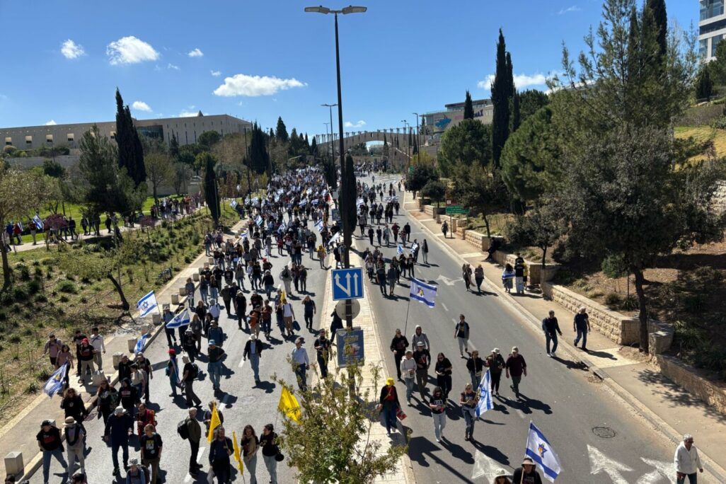 צועדים מהכנסת לבית ראש הממשלה (צילום: אור גואטה) צועדים מהכנסת לבית ראש הממשלה (צילום: אור גואטה)