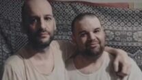 איתן (מימין) ויאיר הורן בשבי (צילום מסך: מתוך הסרטון שפרסם חמאס)