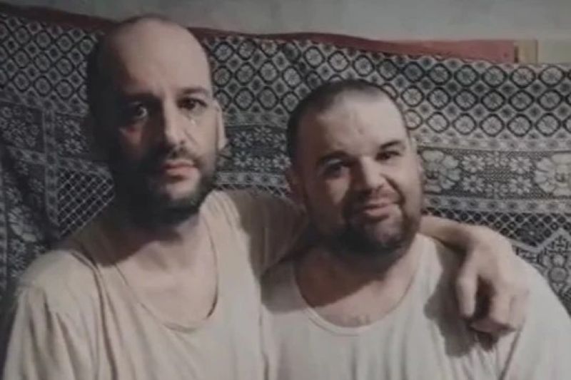 איתן (מימין) ויאיר הורן בשבי (צילום מסך: מתוך הסרטון שפרסם חמאס)