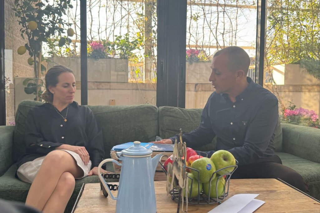 ביקור משפחתו של ענר שפירא ז"ל במסגרת חלוקת משלוחי מנות למשפחות שכולות בהסתדרות עובדי המדינה. קרדיט: הסתדרות עובדי המדינה.