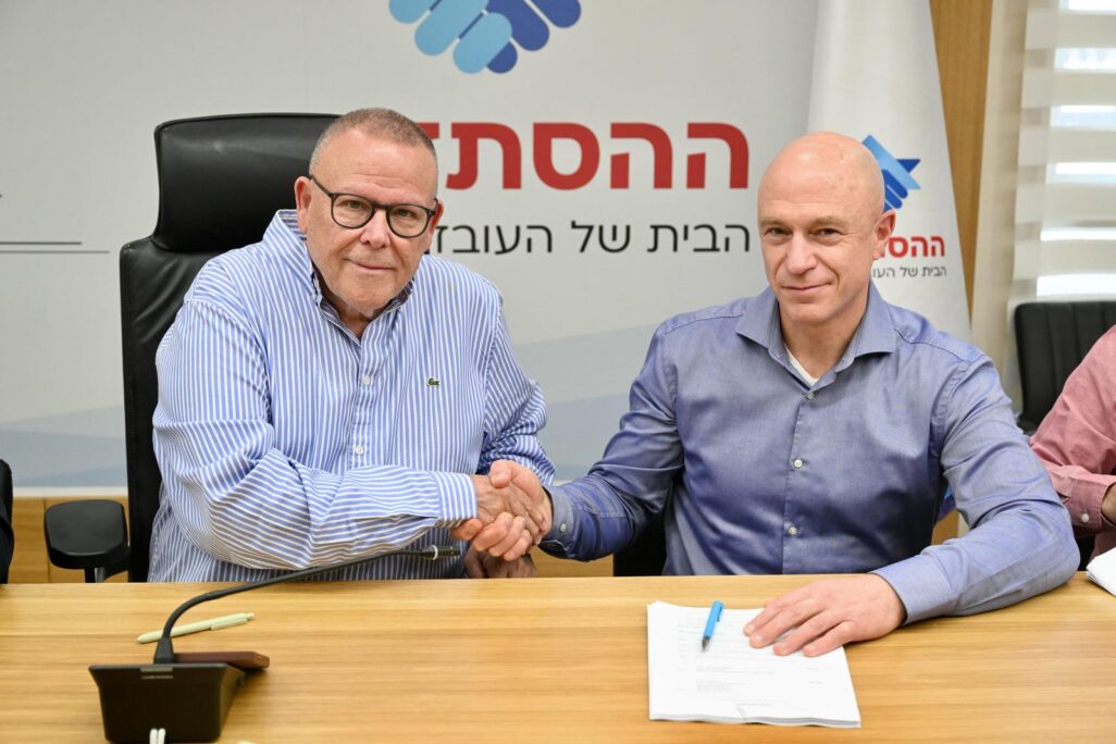 יו״ר ההסתדרות ארנון בר דוד ומנכ"ל כלל ביטוח ופיננסים יורם נוה בחתימת ההסכם הקיבוצי לעובדים (צילום: דוברות ההסתדרות)