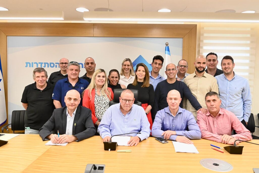 חתימת הסכם קיבוצי לעובדי כלל ביטוח ופיננסים (צילום: דוברות ההסתדרות)