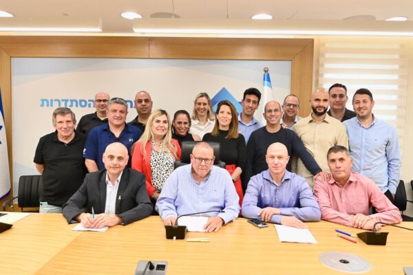 חתימת הסכם קיבוצי לעובדי כלל ביטוח ופיננסים (צילום: דוברות ההסתדרות)