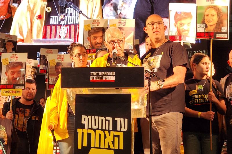 שורד השבי גדי מוזס, בכיכר החטופים בתל אביב (צילום: מרסלו שניידמן) שורד השבי גדי מוזס, בכיכר החטופים בתל אביב (צילום: מרסלו שניידמן)