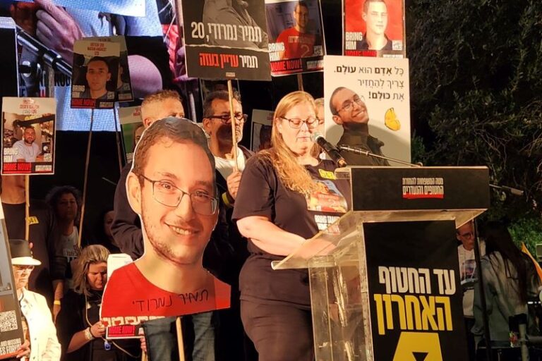 חירות, אימו של החטוף תמיר נמרודי, בעצרת בכיכר החטופים בתל אביב (צילום: מרסלו שניידמן)