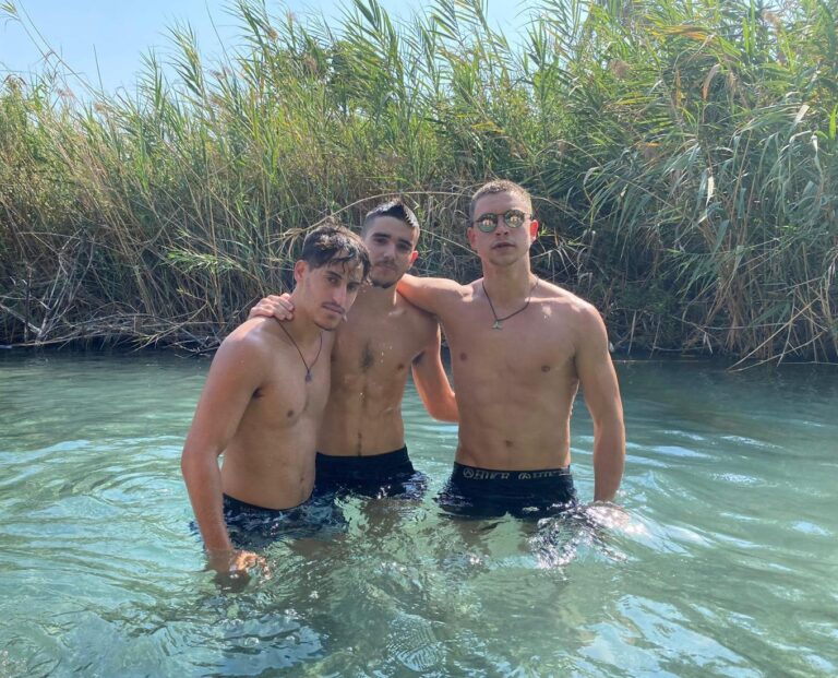 הבנים של הקומונה, מלמן משמאל. "כמו בנים, לקח 15 דקות עד שנהיינו החברים הכי טובים, שלישייה מאוחדת ברזל" (צילום: אלבום פרטי)