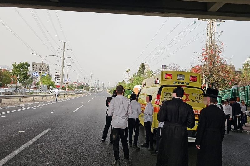 בחור ישיבה בן 13 פונה במצב אנוש מהפגנה בכביש 4 (צילום: מד"א) בחור ישיבה בן 13 פונה במצב אנוש מהפגנה בכביש 4 (צילום: מד"א)