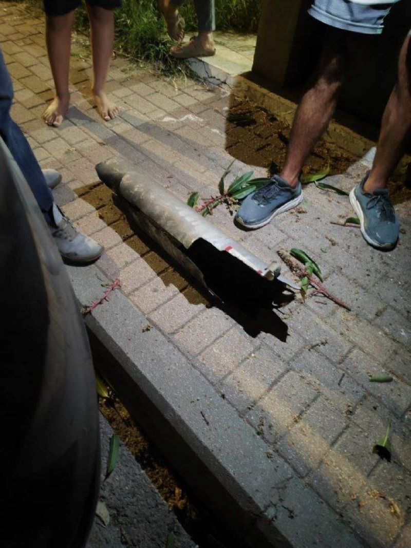 רסיס של רקטה שנפל בשפלה (צילום: רשתות חברתיות)