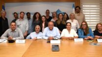 מעמד חתימת ההסכם השכר החדש לעובדי מקצועות הבריאות, שנחתם בין האוצר, ההסתדרות וקופות החולים (צילום: יסמין גיל, דוברות ההסתדרות)