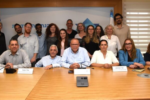 מעמד חתימת ההסכם השכר החדש לעובדי מקצועות הבריאות, שנחתם בין האוצר, ההסתדרות וקופות החולים (צילום: יסמין גיל, דוברות ההסתדרות)