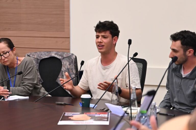 יונתן שלו, לוחם מילואים: "ההידברות היחידה שעשיתי – הייתה מעל קברים של חברים שלי" (צילום: אור גואטה)