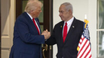 ראש הממשלה בנימין נתניהו לוחץ את ידו של נשיא ארה"ב דונלד טראמפ בביקורו בבית הלבן (צילום: AP Photo/Mark Schiefelbein)