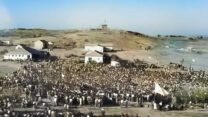 טקס חשיפת האנדרטה למרדכי אנילביץ' בקיבוץ יד מרדכי (צילום: פיקוויקי, נצבע מחדש באמצעות AI)