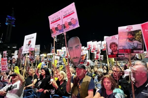הפגנה בכיכר החטופים למען שחרורם (צילום: אורן דגן)