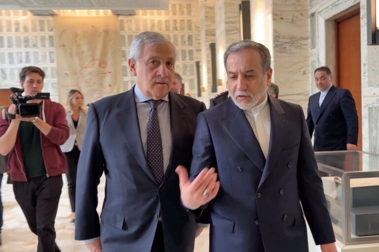 שר החוץ האיראני עבאס ערקאצ'י (מימין) בשיחות הגרעין ברומא, עם שר החוץ האיטלקי אנטוניו טג'אני (צילום: via REUTERS)
