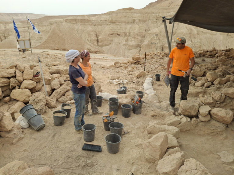 החולצות הכתומות הבוהקות של רשות העתיקות מקלות על הזיהוי (צילום: אמיתי פרץ)