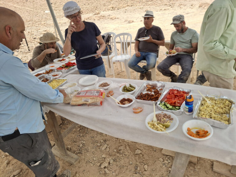ארוחת צוהריים. השניצלים מאתמול הפכו לשניצלונים פריכים (צילום: אמיתי פרץ)