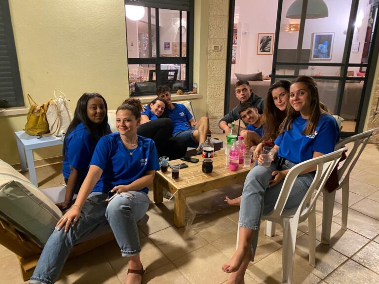ארוחה בקומונה. "הכנו ארוחת ערב אחרי שכבר אכלנו מיליון פעם במהלך היום" (צילום: אלבום פרטי)