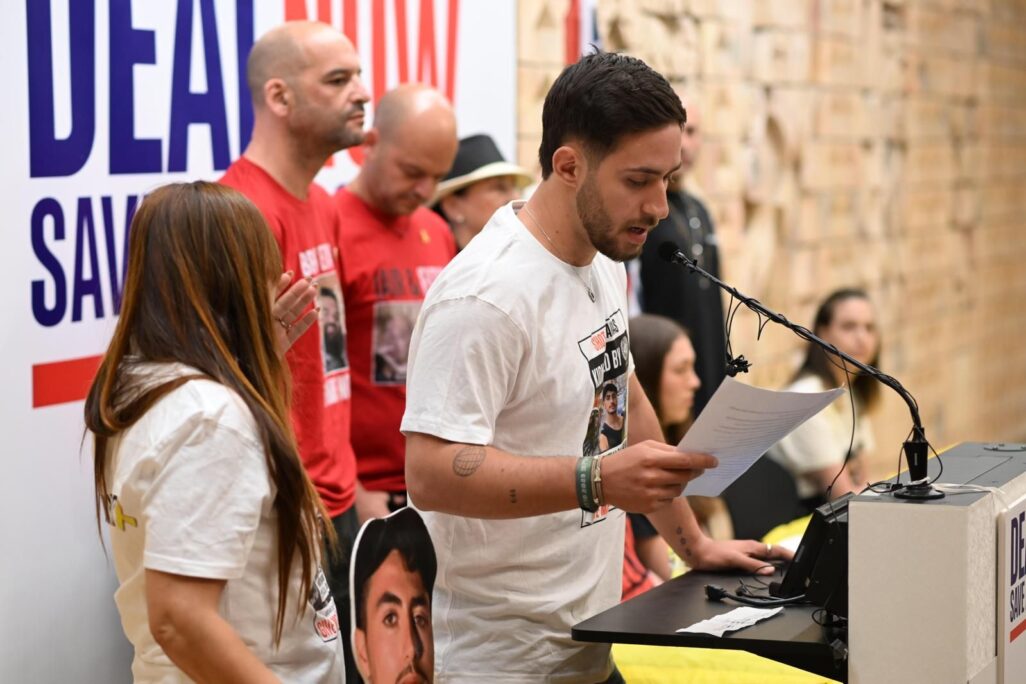 שורד השבי עומר שם טוב, בהצהרה במלאת 100 יום לנשיאות טראמפ (צילום: ליאור רוטשטיין) שורד השבי עומר שם טוב, בהצהרה במלאת 100 יום לנשיאות טראמפ (צילום: ליאור רוטשטיין)