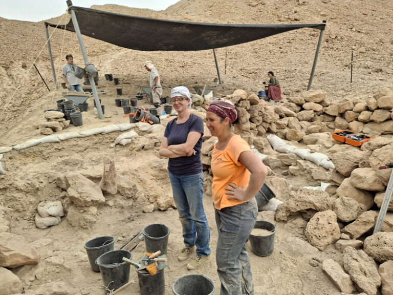 אוריה עמיחי (מימין). "כל אדם בישראל צריך להתנסות בחפירה" (צילום: אמיתי פרץ)