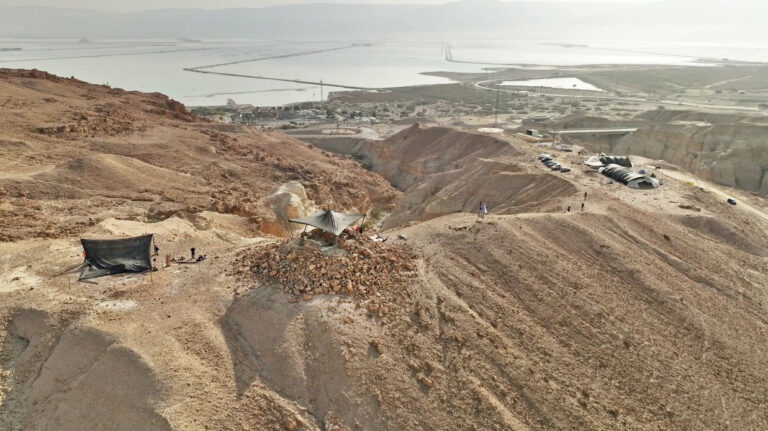 חפירת רשות העתיקות ומתנדבים מצפון לנחל זוהר (צילום: אמיל אלג'ם, רשות העתיקות)