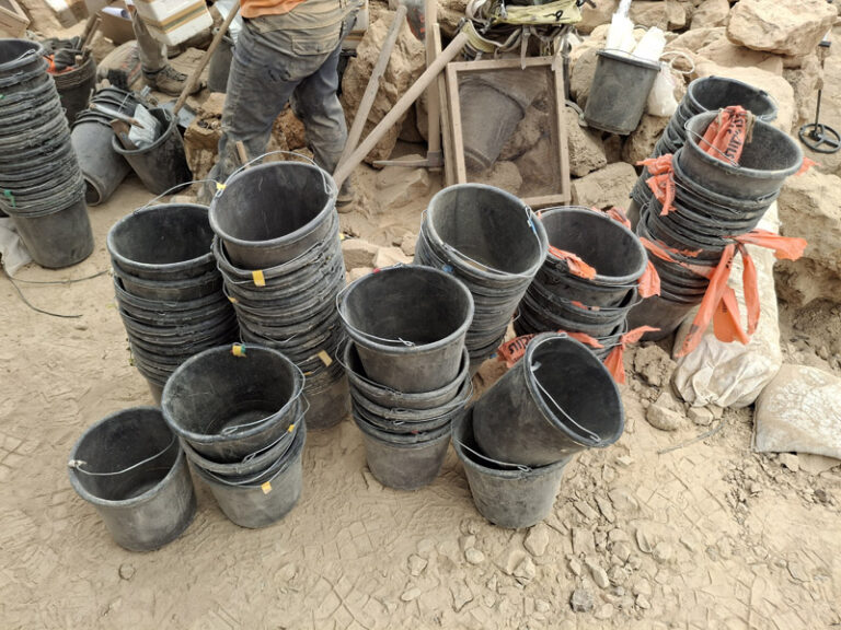 הדליים. כל דלי ודלי של אדמה שנחפרת מסומן בצבע, ומועבר בידי הסוחבים אל מסננות גדולות (צילום: אמיתי פרץ)