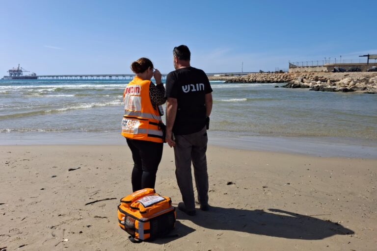 חיפושים אחרי צוללן שננשך על ידי כריש בחדרה (צילום: איחוד הצלה)