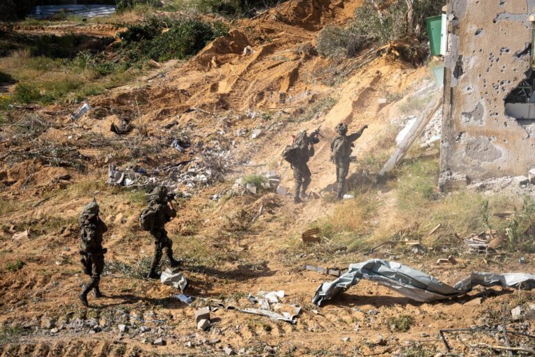 כוחות צה"ל כיתרו את רפיח. "חוסלו עשרות מחבלים" (צילום: דובר צה"ל)
