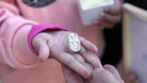 החותם בידה של זיו בת ה-3.5 (צילום: אמיל אלג'ם, רשות העתיקות)