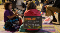 ליל הסדר תשפ"ה בכיכר החטופים בתל אביב. "זה לא בסדר שהם עדיין במצרים" (צילום: גלעד שרים)