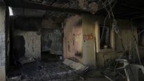 בית בעין השלושה שניזוק קשות במתקפת חמאס, לקראת תחילת הריסות הבתים בקיבוץ בדצמבר 2024 (צילום: AP Photo/Tsafrir Abayov)