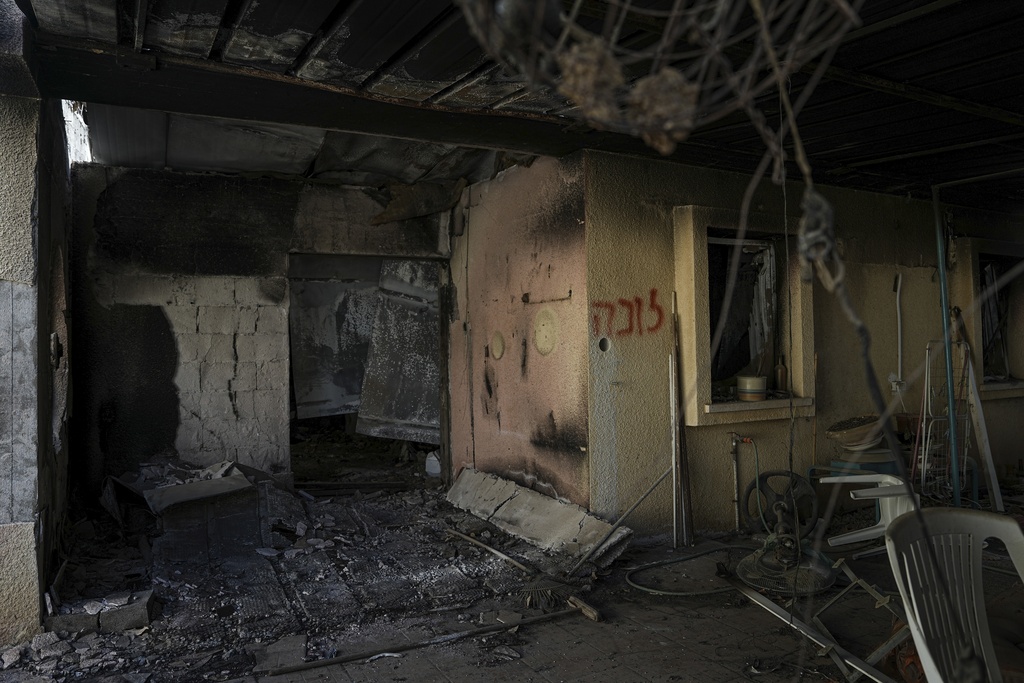 בית בעין השלושה שניזוק קשות במתקפת חמאס, לקראת תחילת הריסות הבתים בקיבוץ בדצמבר 2024 (צילום: AP Photo/Tsafrir Abayov) בית בעין השלושה שניזוק קשות במתקפת חמאס, לקראת תחילת הריסות הבתים בקיבוץ בדצמבר 2024 (צילום: AP Photo/Tsafrir Abayov)