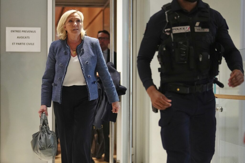 APTOPIX France Far Right Trial מנהיגת הימין הקיצוני הצרפתי, מרין לה פן, עוזבת את אולם בית המשפט לאחר שבית משפט צרפתי מצא אותה אשמה בתיק מעילה (צילום: AP Photo/Thibault Camus)