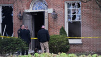 חוקרי המשטרה במעונו של מושל פנסילבניה ג'וש שפירו לאחר ההצתה (צילום: AP Photo/Marc Levy)