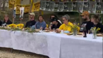 משפחת ברמן לצד חטופים ששבו ובני משפחות חטופים באירוע פסח למען השבתם של גלי וזיו ברמן  בכפר עזה (צילום: יהל פרג')