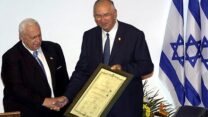 ראש עיריית ראשון לציון לשעבר מאיר ניצן ז"ל (מימין) מעניק תעודת אזרחות של העיר לראש הממשלה אריאל שרון, בבית יד לבנים בראשל"צ (צילום ארכיון: משה מילנר/לע"מ)