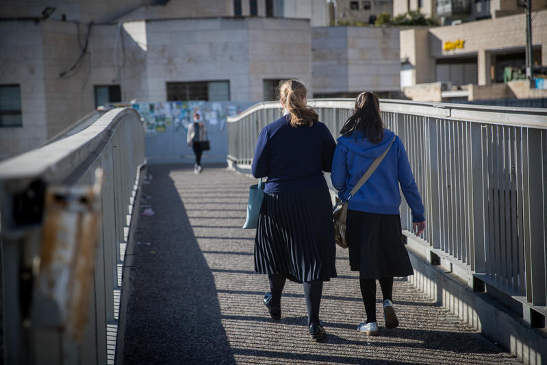 תלמידות חרדיות בדרכן לבית הספר (אילוסטרציה: יונתן זידנל/פלאש90) תלמידות חרדיות בדרכן לבית הספר (אילוסטרציה: יונתן זידנל/פלאש90)