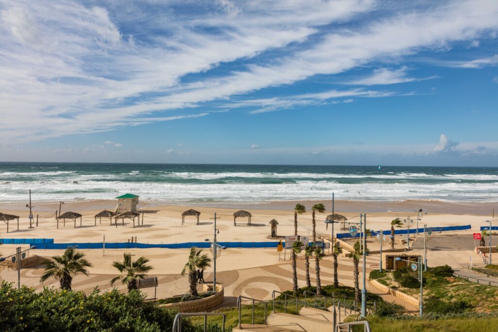 ISRAEL WEATHER חוף ראשון לציון (צילום ארכיון: דורון הורוביץ/ פלאש 90)