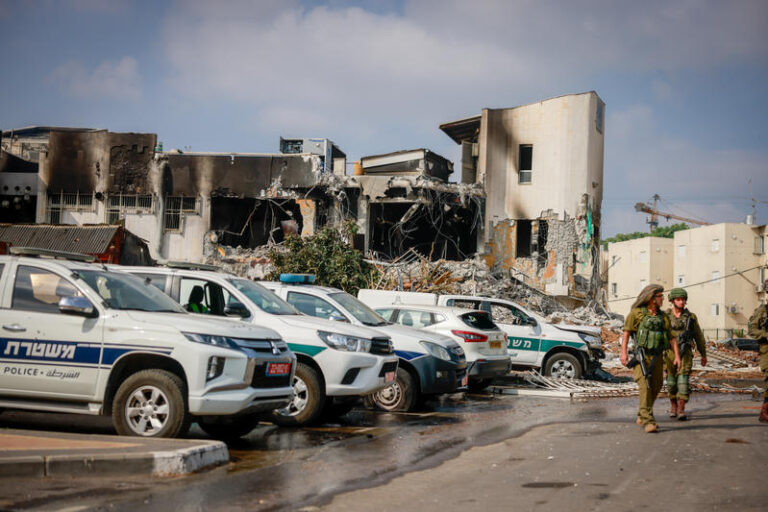 חיילים ליד תחנת המשטרה בשדרות שהצבא נאלץ להרוס כדי לטהרה ממחבלים, 8 באוקטובר 2023 (צילום: חיים גולדברג/פלאש90)