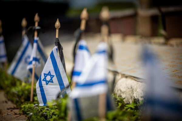דגלי ישראל בבית העלמין בהר הרצל (צילום אילוסטרציה: יונתן זינדל/ פלאש90)