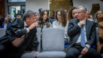 נשיא בית המשפט העליון יצחק עמית פונה לשר המשפטים יריב לוין בטקס השבעת השופטים (צילום: חיים גולדברג/פלאש90)