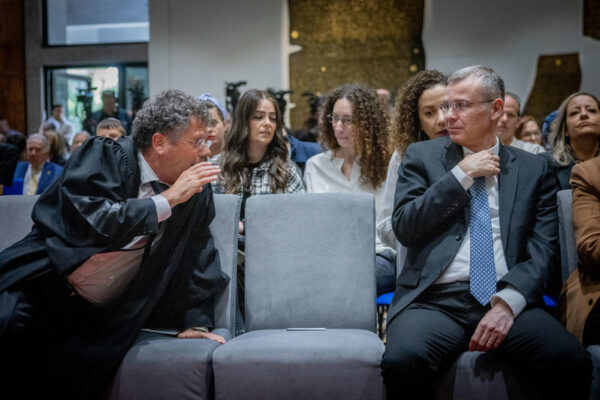 נשיא בית המשפט העליון יצחק עמית פונה לשר המשפטים יריב לוין בטקס השבעת השופטים (צילום: חיים גולדברג/פלאש90)