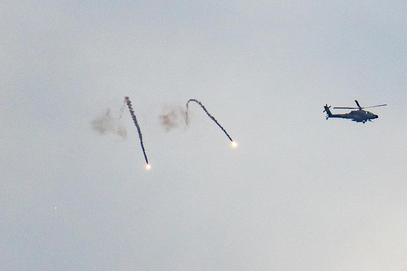 הליקופטר קרב צה"לי יורה נורים מעל לגבול עם רצועת עזה. התמונה אינה קשורה לכתבה (צילום: אריק מרמור/פלאש90) הליקופטר קרב צה"לי יורה נורים מעל לגבול עם רצועת עזה. התמונה אינה קשורה לכתבה (צילום: אריק מרמור/פלאש90)