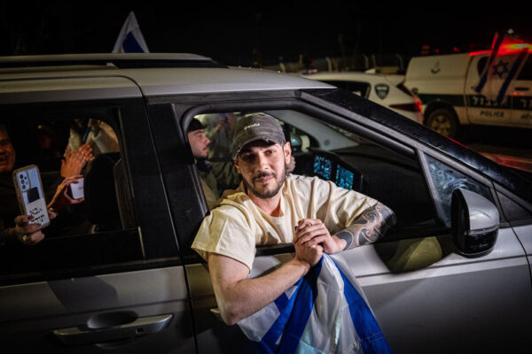 אלי-ה כהן בדרכו לביתו בצור הדסה לאחר שחרורו, פברואר 2025 (צילום: חיים גולדברג/פלאש90)