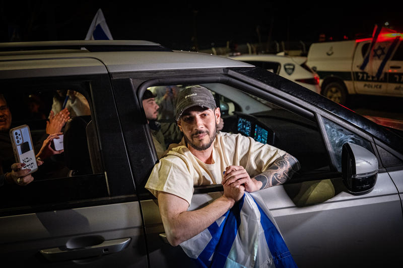 אלי-ה כהן בדרכו לביתו בצור הדסה לאחר שחרורו, פברואר 2025 (צילום: חיים גולדברג/פלאש90)