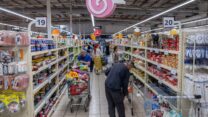 קניות לקראת חג הפסח בסופר בירושלים (צילום: יונתן זינדל/ פלאש90)