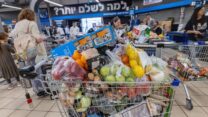 עגלת קניות בסניף אושר עד בירושלים לקראת חג הפסח (צילום: יונתן זינדל / פלאש 90)
